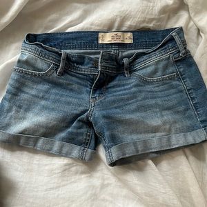 Hollister Brand size 3 women’s light blue jean shorts.